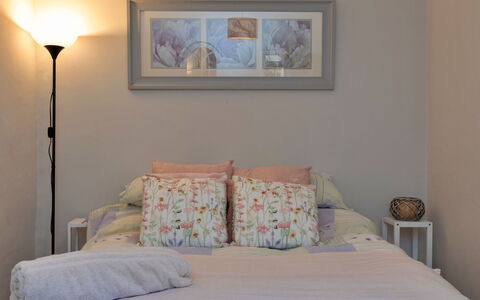 Ingersley Cottage: Lit, Meubles, Literie, Chambre, Design Intérieur, Drap De Lit, Mur, Linge, Pièce, Coussin