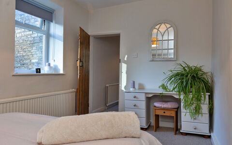 Ingersley Cottage: Meubles, Lit, Design Intérieur, Chambre, Mur, Literie, Drap De Lit, Bois, Sol, Sol