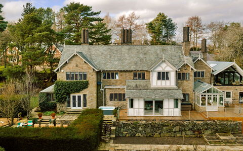 Greenacres: Bâtiment, Fenêtre, Maison, Toit, Domicile, Zone Résidentielle, Arbuste, Chalet, Biens, Manoir