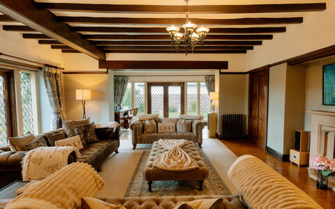 Greenacres: Meubles, Design Intérieur, Bois, Plafond, Sol, Domicile, Sol, Canapé, Éclairage, Salon