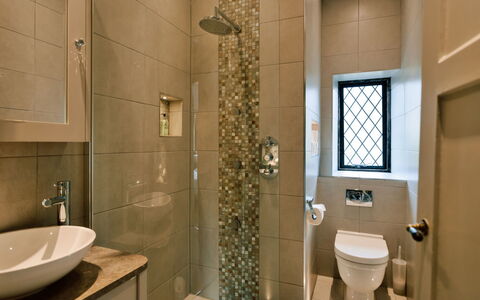 Greenacres: Salle De Bains, Design Intérieur, Luminaire Plomberie, Sol, Mur, Sol, Toilette, Tuile, Miroir, Domicile