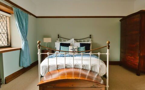 Greenacres: Meubles, Design Intérieur, Lit, Chambre, Mur, Bois, Literie, Drap De Lit, Sol, Plafond