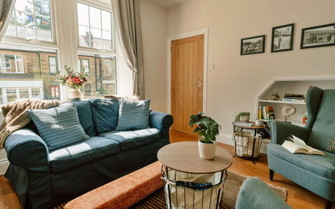 2 Haywood View: Meubles, Design Intérieur, Sol, Canapé, Sol, Bois, Salon, Pièce, Textile, Appartement