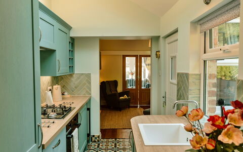 2 Haywood View: Cuisine, Design Intérieur, Comptoir, Meubles, Sol, Cabinetry, Bois, Appareil De Cuisine, Sol, Plafond