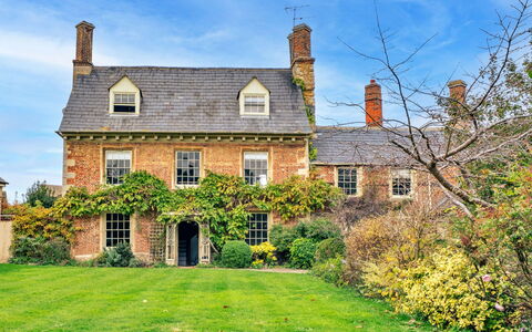 Morley House: Maison, Arbuste, Façade, Domicile, Biens, Chalet, Toit, Ferme, Jardin, Manoir