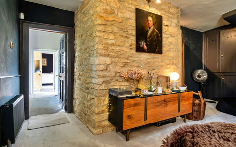 Morley House: Meubles, Mur, Sol, Design Intérieur, Bois, Sol, Plafond, Éclairage, Luminaire, Salon