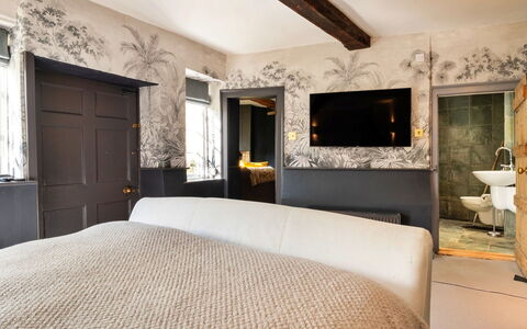 Morley House: Mur, Chambre, Design Intérieur, Bois, Drap De Lit, Lit, Meubles, Literie, Éclairage, Sol