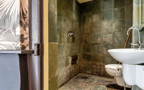 Morley House: Siège De Toilette, Salle De Bains, Luminaire Plomberie, Mur, Toilette, Sol, Sol, Design Intérieur, Plomberie, Tuile