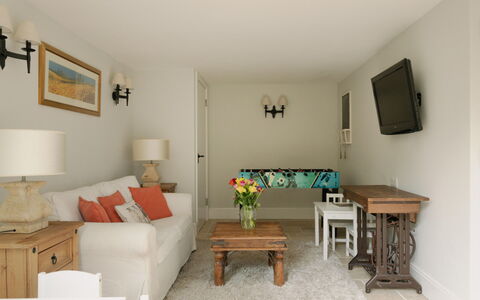 Dunford Barn: Meubles, Design Intérieur, Mur, Bois, Canapé, Sol, Pièce, Sol, Plafond, Salon