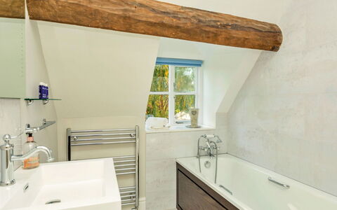 Dunford Barn: Design Intérieur, Sol, Luminaire Plomberie, Sol, Plafond, Baignoire, Plomberie, Domicile, Robinet, Salle De Bains