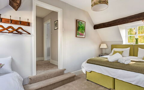 Dunford Barn: Meubles, Design Intérieur, Lit, Mur, Chambre, Sol, Bois, Plafond, Pièce, Sol