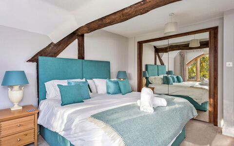Dunford Barn: Meubles, Design Intérieur, Lit, Chambre, Pièce, Sol, Sol, Literie, Bois, Plafond