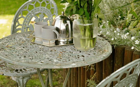 Dunford Barn: Meubles, Mobilier De Jardin, Table, Tableau De Plein Air, Chaise, Jardin, Patio, Table Basse, Arrière-Cour, Pot De Fleur