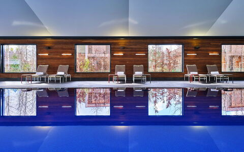 The Glass House at the Lakes by Yoo: Piscine, Plafond, Recours, Chaise, Réflexion, Hôtel, Eco Hôtel, Mobilier De Jardin, Caractéristique De L'Eau