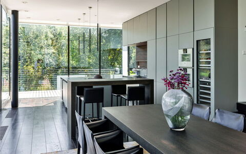 The Glass House at the Lakes by Yoo: Meubles, Design Intérieur, Sol, Sol, Bois, Chaise, Table Cuisine Et Salle A Manger, Table, Plafond, Cuisine
