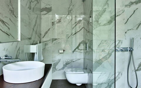 The Glass House at the Lakes by Yoo: Design Intérieur, Mur, Sol, Luminaire Plomberie, Salle De Bains, Sol, Robinet, Architecture, Plomberie, Plafond