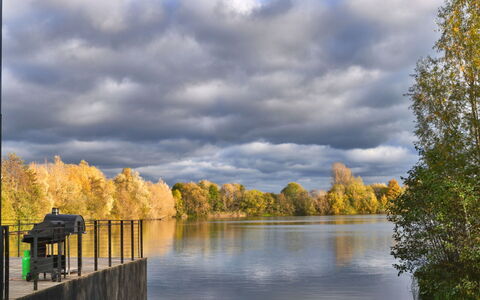 The Glass House at the Lakes by Yoo: Ciel, Bleu, L'Eau, Plan D'Eau, Arbre, La Nature, Nuage, Branche, Paysage Naturel, Voie Navigable