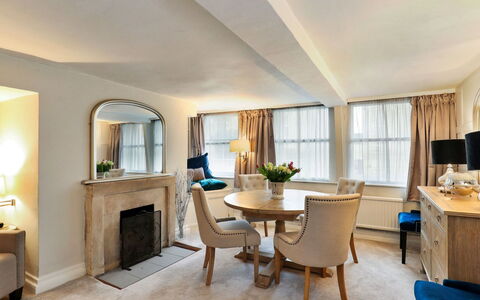 Aarons: Meubles, Design Intérieur, Sol, Plafond, Sol, Pièce, Éclairage, Canapé, Domicile, Table