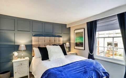 Aarons: Meubles, Design Intérieur, Chambre, Lit, Sol, Literie, Drap De Lit, Plafond, Sol, Pièce