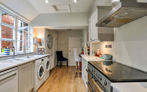 Aarons: Design Intérieur, Sol, Principaux Appliance, Cuisine, Comptoir, Appareil De Cuisine, Cabinetry, Meubles, Bois, Sol
