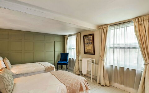 Aarons: Meubles, Design Intérieur, Sol, Mur, Sol, Bois, Plafond, Pièce, Chambre, Lit