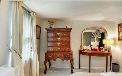 Aarons: Meubles, Design Intérieur, Chambre, Lit, Mur, Bois, Drap De Lit, Literie, Pièce, Textile