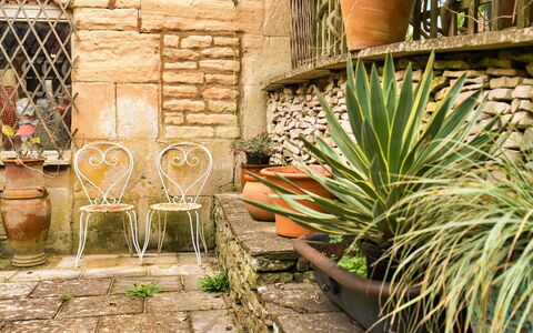 Aarons: Pot De Fleur, Plante D'Appartement, Dalle, Brique, Jardin, Chaise, Mobilier De Jardin, Mur De Pierre, Aménagement Paysager, Arrière-Cour