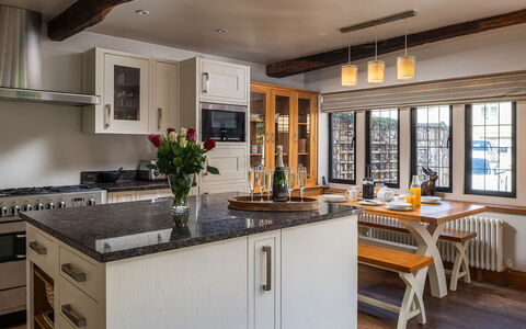 The Painswick Retreat: Meubles, Cuisine, Comptoir, Design Intérieur, Cabinetry, Sol, Appareil De Cuisine, Bois, Plafond, Luminaire
