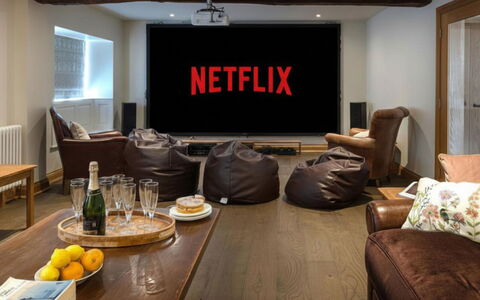 The Painswick Retreat: Design Intérieur, Meubles, Appareil Électronique, Salon, Canapé, Sol, Télévision, Pièce, Sol