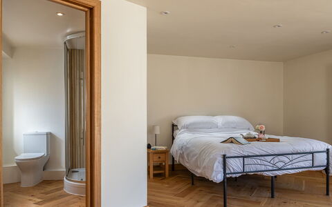 The Painswick Retreat: Sol, Sol, Meubles, Design Intérieur, Mur, Bois, Parquet, Chambre, Lit, Pièce