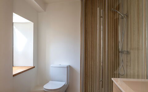 The Painswick Retreat: Mur, Sol, Salle De Bains, Luminaire Plomberie, Bois, Sol, Design Intérieur, Marron, Lavabo, Plomberie