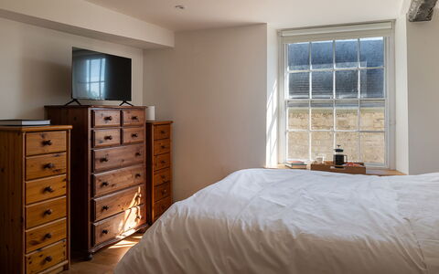 The Painswick Retreat: Lit, Chambre, Meubles, Literie, Drap De Lit, Bois, Design Intérieur, Sol, Sol, Tiroir
