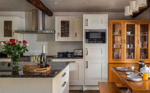 Serenity: Meubles, Cabinetry, Design Intérieur, Comptoir, Cuisine, Bois, Sol, Appareil De Cuisine, Domicile, Placard