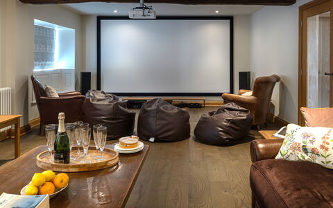 Serenity: Meubles, Design Intérieur, Canapé, Sol, Plafond, Sol, Salon, Pièce, Éclairage, Domicile