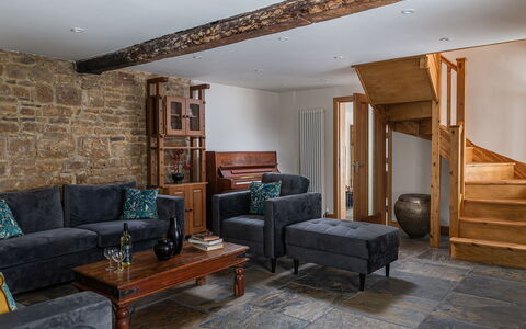 Tranquility House: Meubles, Sol, Design Intérieur, Mur, Sol, Canapé, Bois, Salon, Pièce, Parquet