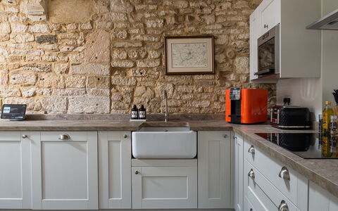 Tranquility House: Cuisine, Comptoir, Cabinetry, Meubles, Appareil De Cuisine, Design Intérieur, Mur, Sol, Bois, Principaux Appliance