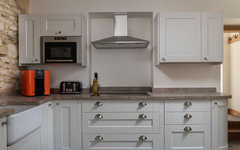 Tranquility House: Cabinetry, Bois, Cuisine, Comptoir, Sol, Design Intérieur, Meubles, Principaux Appliance, Appareil De Cuisine, Tiroir