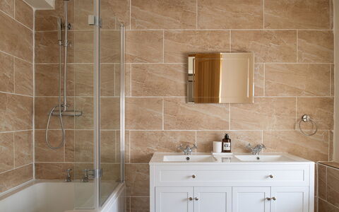 Tranquility House: Salle De Bains, Sol, Luminaire Plomberie, Mur, Design Intérieur, Évier, Sol, Lavabo, Comptoir, Bois