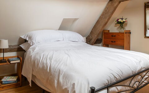 Tranquility House: Lit, Meubles, Literie, Chambre, Drap De Lit, Design Intérieur, Sol, Sol, Bois, Linge