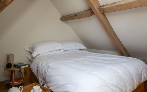 Tranquility House: Lit, Chambre, Literie, Drap De Lit, Meubles, Bois, Design Intérieur, Linge, Sol, Sol
