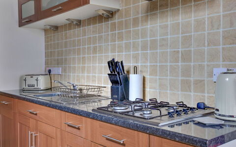 The Red House, Maldon: Cuisine, Comptoir, Appareil De Cuisine, Principaux Appliance, Cabinetry, Sol, Cuisinière, Le Fourneau, Gaz Poele, Evier