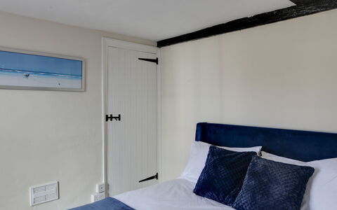 The Red House, Maldon: Chambre, Lit, Design Intérieur, Literie, Drap De Lit, Sol, Sol, Linge, Pièce, Cadre De Lit