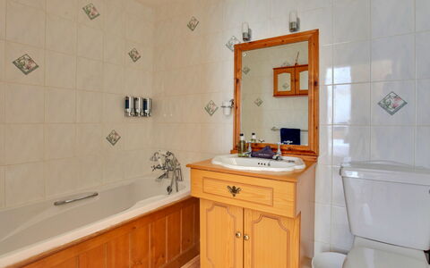 The Red House, Maldon: Luminaire Plomberie, Sol, Design Intérieur, Salle De Bains, Lavabo, Sol, Évier, Cabinetry, Robinet, Meubles