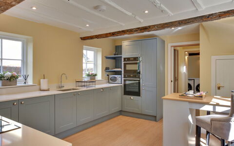 Josua, Maldon: Sol, Meubles, Design Intérieur, Cuisine, Comptoir, Cabinetry, Bois, Plafond, Sol, Luminaire