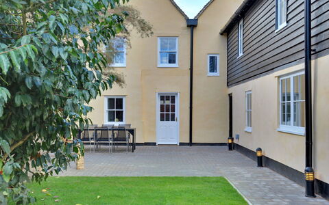 Josua, Maldon: Domicile, Pelouse, Cour, Jardin, Arrière-Cour, Cour, Biens, Aménagement Paysager, Ombre, Gazon Artificiel