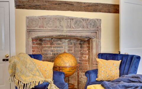 Josua, Maldon: Meubles, Design Intérieur, Salon, Cadre, Coussin, Throw Pillow, Foyer, Tache De Bois, Oreiller, Matériau Naturel