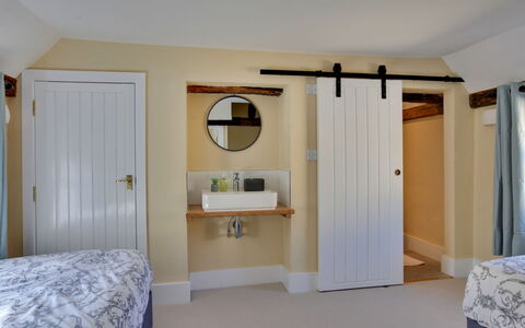 Josua, Maldon: Mur, Design Intérieur, Bois, Sol, Chambre, Meubles, Lit, Sol, Plafond, Pièce