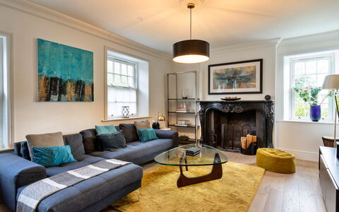 The Mount: Meubles, Design Intérieur, Sol, Sol, Canapé, Mur, Salon, Pièce, Bois, Plafond