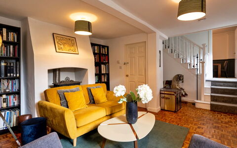The Mount: Meubles, Design Intérieur, Mur, Sol, Sol, Canapé, Bois, Salon, Pièce, Plafond