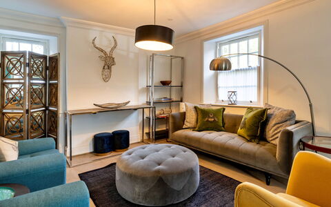 The Mount: Meubles, Design Intérieur, Sol, Sol, Canapé, Mur, Salon, Bois, Pièce, Plafond